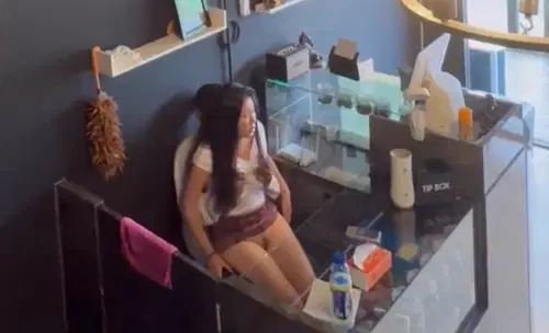 Chịch nhau lén lút tại quầy thu ngân em vội vàng rút ra khi khách vào