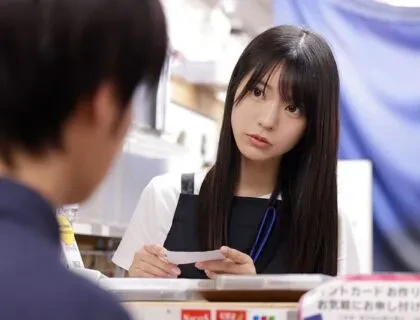 Đi mua phim sex gặp cô nhân viên chủ động và cài kết